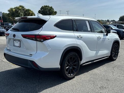 Used 2022 Toyota Highlander XLE FWD image 3