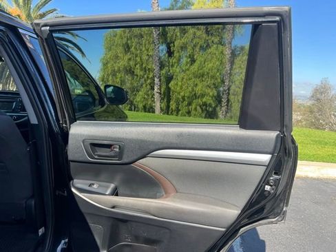 Used 2019 Toyota Highlander LE FWD image 15