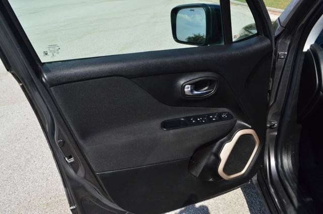 Used 2017 Jeep Renegade Latitude FWD image 10