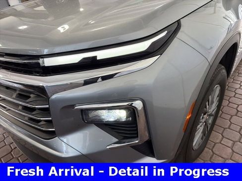 Used 2024 Chevrolet Traverse LT image 3