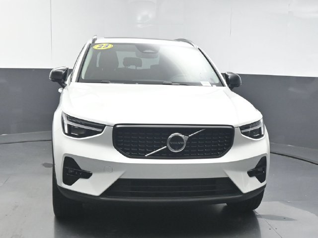 Used 2025 Volvo XC40 B5 Ultra AWD/4WD image 3