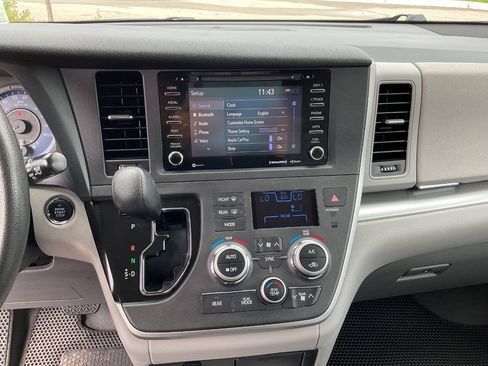 Used 2020 Toyota Sienna LE w/ LE Preferred Package FWD image 24