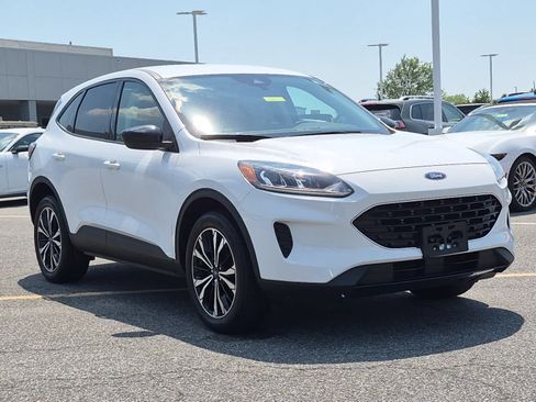 Used 2022 Ford Escape SE w/ SE Sport Appearance Package AWD/4WD image 2