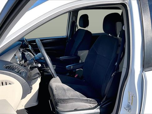 Used 2018 Dodge Grand Caravan SE w/ UConnect Hands-Free Group image 23