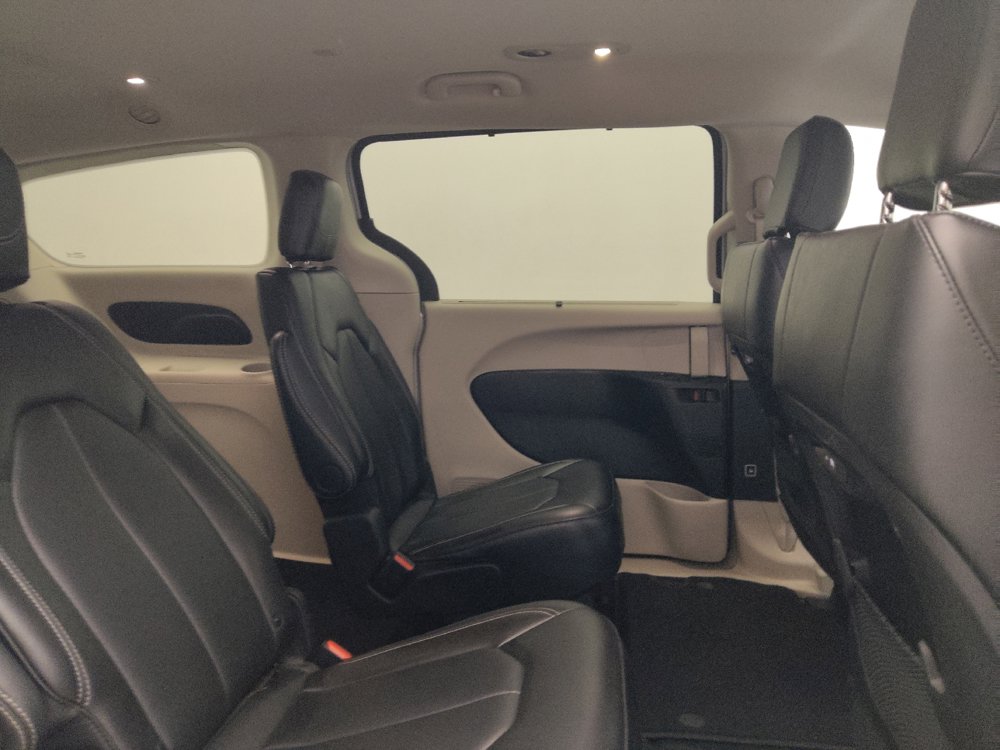 Used 2024 Chrysler Pacifica Touring-L FWD image 19