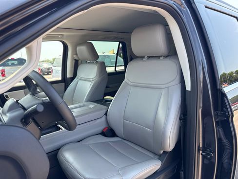 Used 2025 Ford Expedition Active AWD/4WD image 18