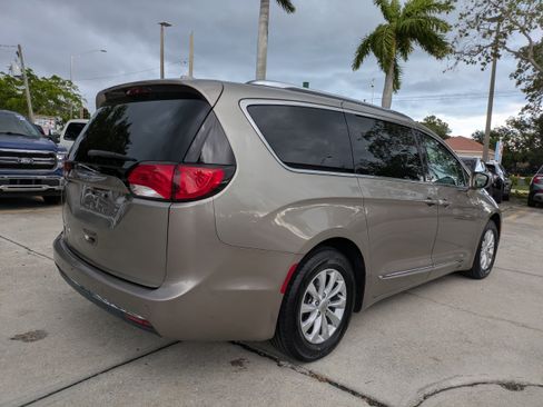 Used 2018 Chrysler Pacifica Touring-L FWD image 4