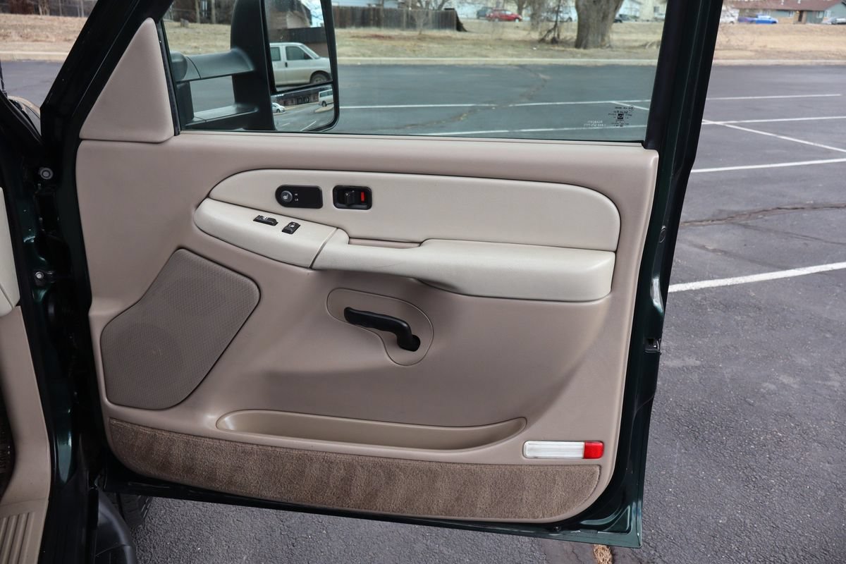 Used 2002 Chevrolet Suburban 2500 LT AWD/4WD image 28