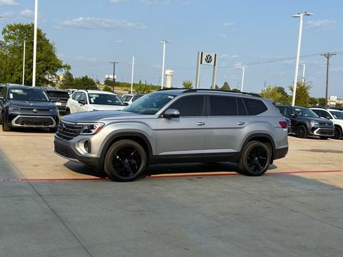 New 2026 Volkswagen Atlas SE FWD image 2
