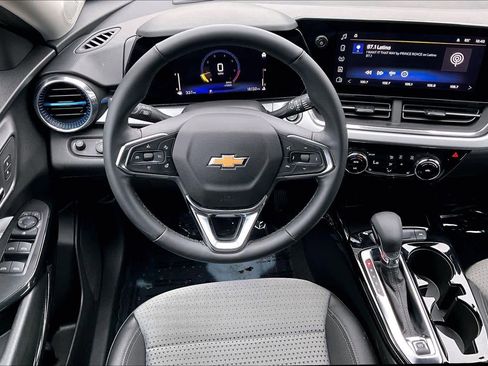 Used 2025 Chevrolet Trax LT w/ LT Convenience Package image 6