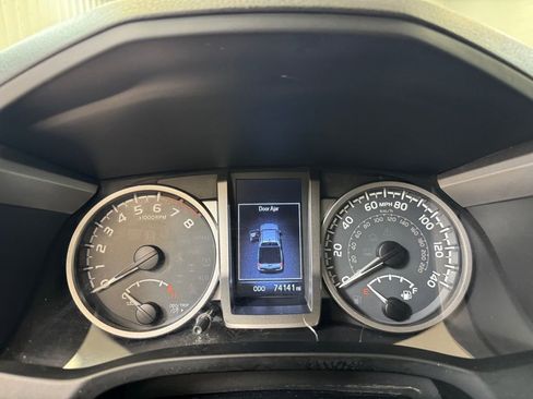 Used 2018 Toyota Tacoma SR5 w/ Four Season Floor Mat Package AWD/4WD image 26