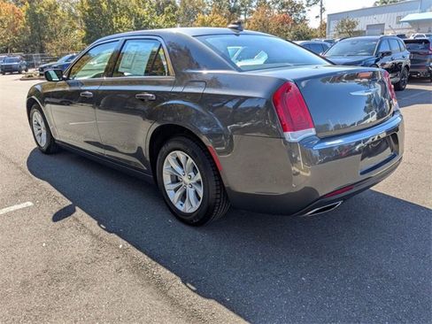 Used 2023 Chrysler 300 Touring image 10