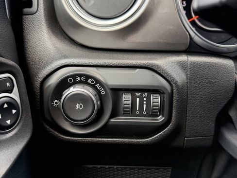 Used 2019 Jeep Wrangler Unlimited Sahara w/ Cold Weather Group AWD/4WD image 25