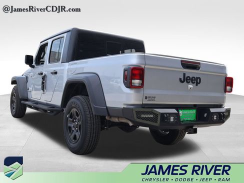 Used 2024 Jeep Gladiator Sport AWD/4WD image 3