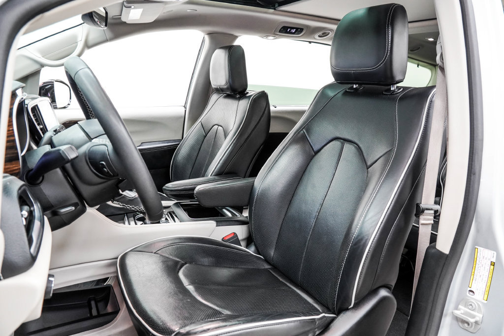 Used 2023 Chrysler Pacifica Limited FWD image 16