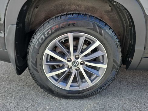 Used 2019 Toyota Highlander XLE AWD/4WD image 4