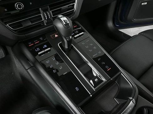 Certified 2025 Porsche Macan image 15