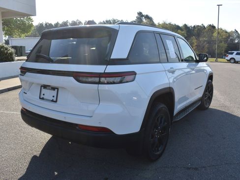 Used 2024 Jeep Grand Cherokee Altitude image 9