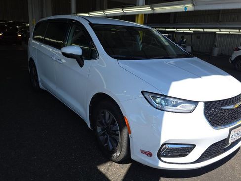 Used 2023 Chrysler Pacifica Touring-L image 2