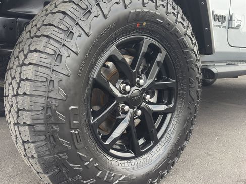 Certified 2022 Jeep Gladiator Sport image 33