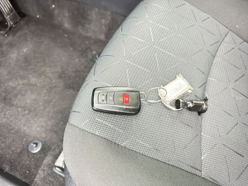 Used 2025 Toyota RAV4 XLE image 22