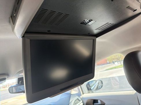 Used 2017 Chrysler Pacifica Touring-L w/ Tire & Wheel Group image 9