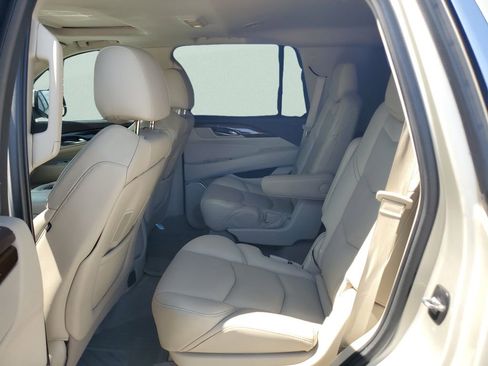 Used 2017 Cadillac Escalade Luxury AWD/4WD image 9