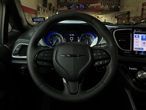 Used 2025 Chrysler Pacifica Limited FWD image 48