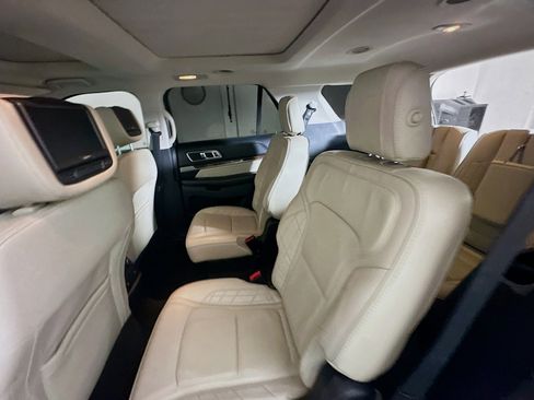 Used 2017 Ford Explorer Platinum image 28