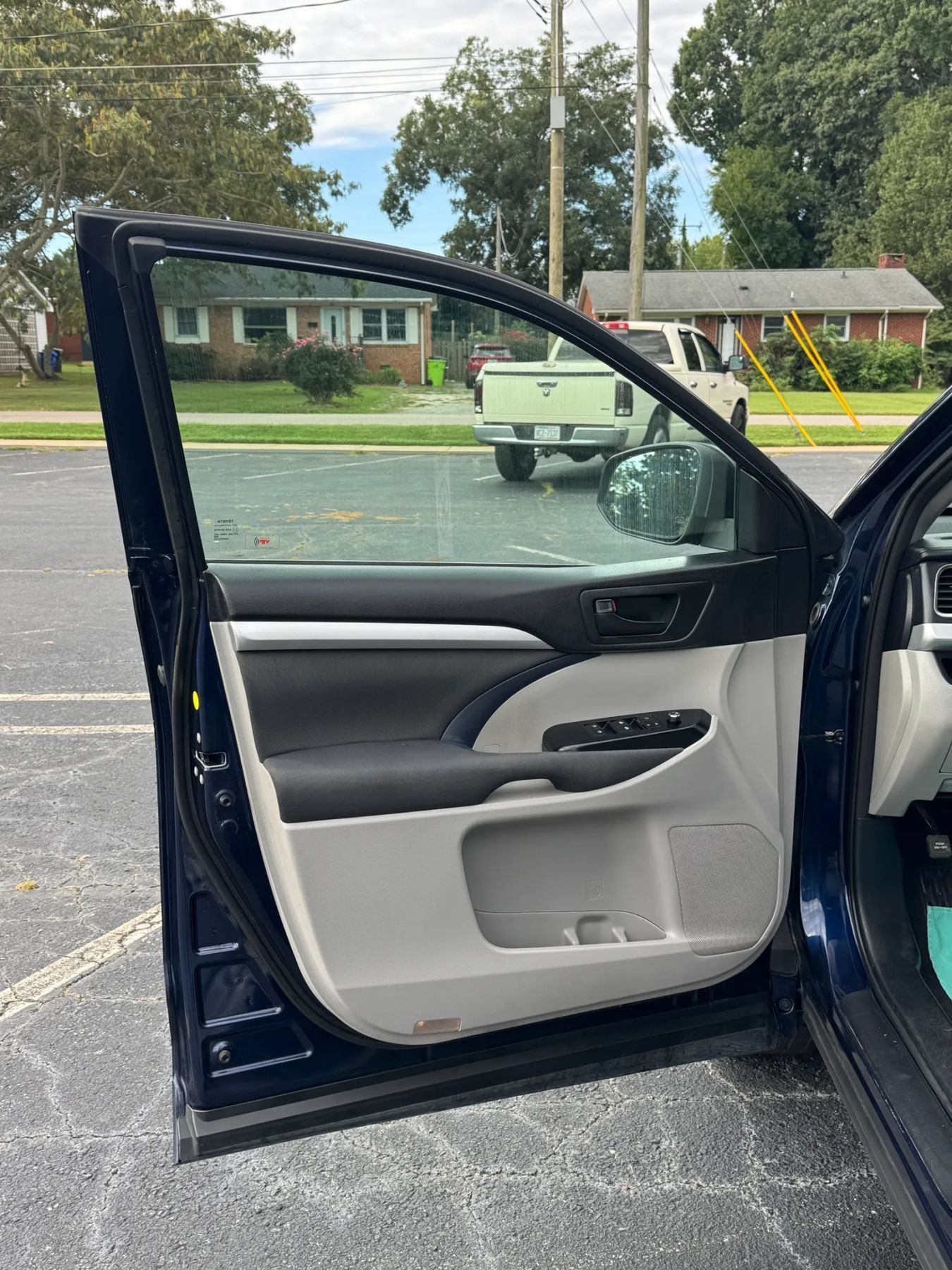 Used 2015 Toyota Highlander LE FWD image 12