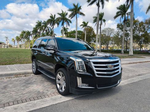 Used 2018 Cadillac Escalade Luxury image 1
