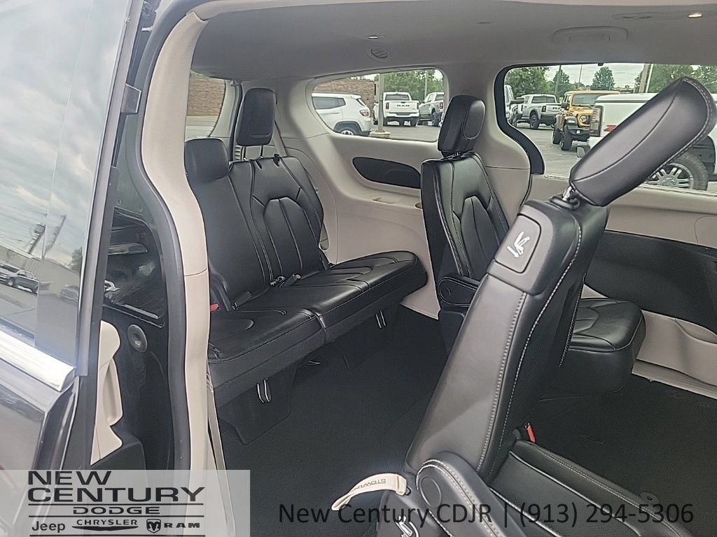 Used 2023 Chrysler Pacifica Touring-L FWD image 24