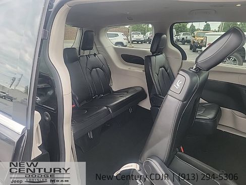 Used 2023 Chrysler Pacifica Touring-L FWD image 24