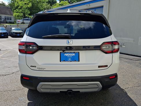 Used 2024 Honda Pilot TrailSport image 5