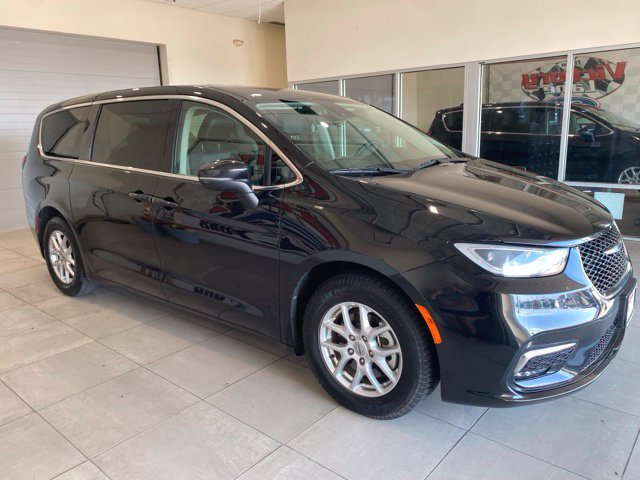Used 2023 Chrysler Pacifica Touring-L FWD image 3