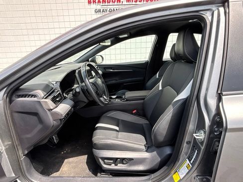Used 2025 Toyota Camry SE FWD image 4