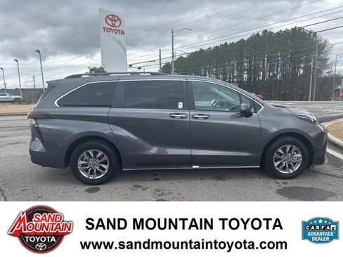 Used 2025 Toyota Sienna XLE image 2