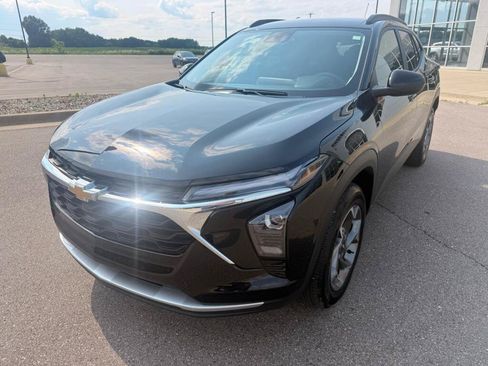 Used 2025 Chevrolet Trax LT FWD image 7