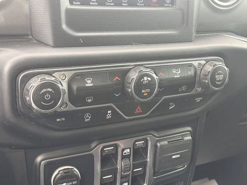 Used 2019 Jeep Wrangler Unlimited Sahara AWD/4WD image 29
