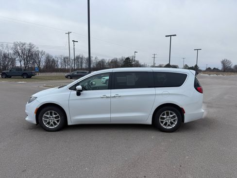 Used 2023 Chrysler Voyager LX image 6