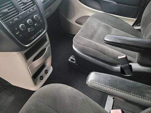 Used 2019 Dodge Grand Caravan SE image 26