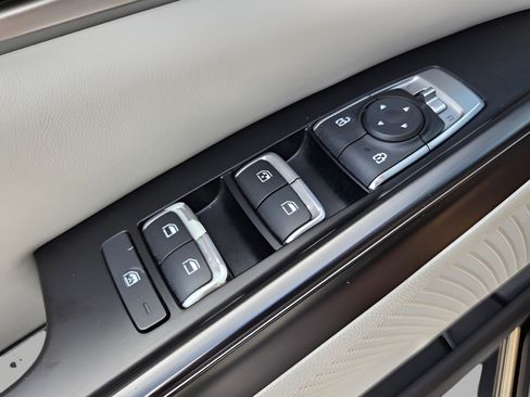 Used 2023 Kia Carnival LX FWD image 28