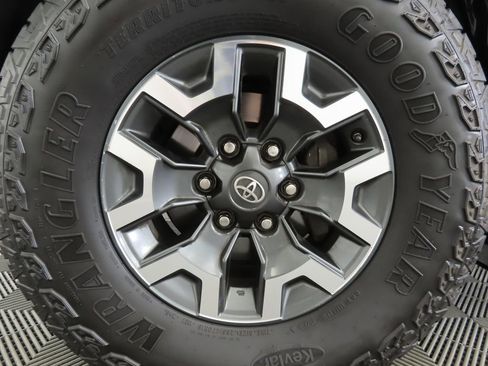 Used 2017 Toyota Tacoma TRD Off-Road w/ Premium & Technology Package image 30