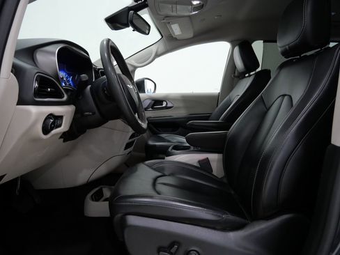 Used 2023 Chrysler Pacifica Touring-L FWD image 12