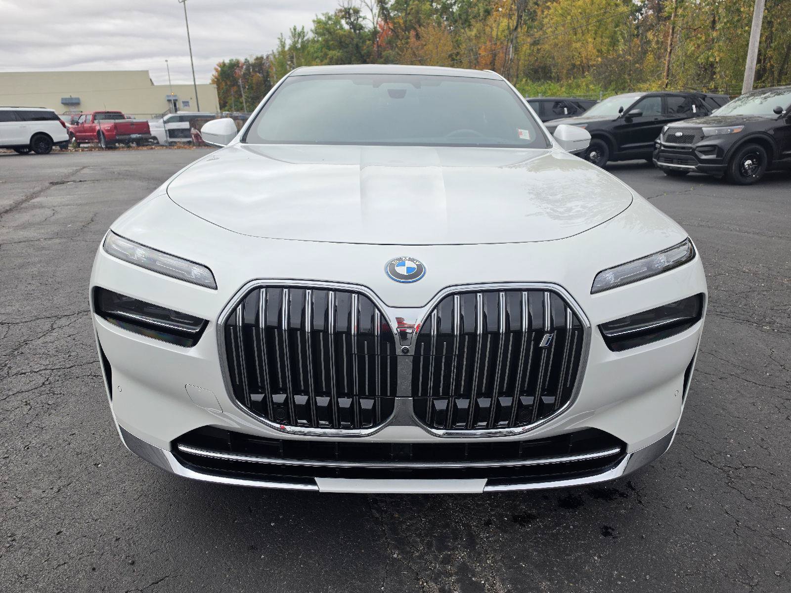 Used 2023 BMW i7 xDrive60 w/ Executive Package 2 AWD/4WD image 5