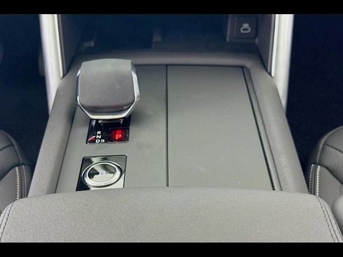 Used 2024 Land Rover Discovery S AWD/4WD image 12
