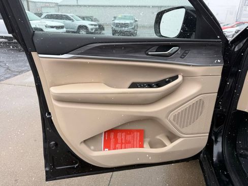 Used 2023 Jeep Grand Cherokee Limited image 13