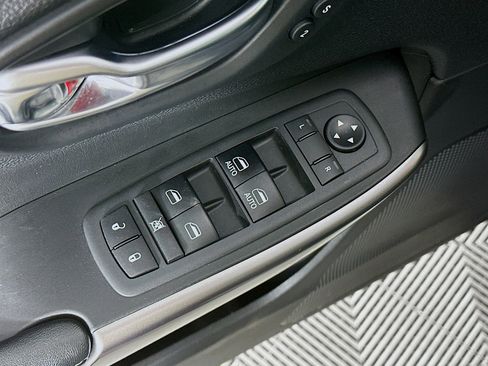 Used 2019 Jeep Cherokee Limited image 18