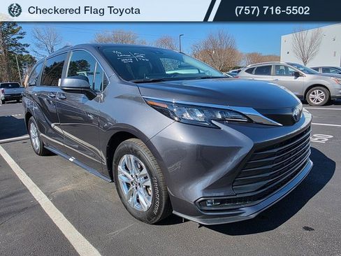 Used 2025 Toyota Sienna XLE w/ XLE Plus Package image 3