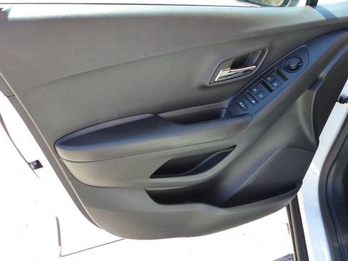 Used 2022 Chevrolet Trax LS w/ Tint and Cruise Package image 17